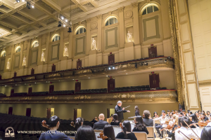 Dopo New York, l'orchestra si &egrave; recata a Boston dove il direttore Milen Nachev conduce una prova sul palco della Boston Symphony Hall.