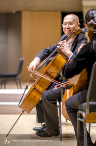 Il violoncellista Yong Deng si scalda sul palco a Toronto. 