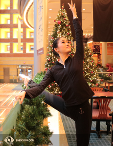 La ballerina principale della Shen Yun Touring Company, Xindi Cai, si scalda nella hall addobbata per Natale nel Centro Aronoff per le Arti, a Cincinnati, Ohio (foto dalla danzatrice Helen Li)