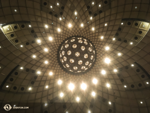 Il lampadario centrale, globoso, presso il David H. Koch Theater, al Lincoln Center (foto di Annie Li)