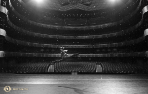 Il ballerino principale Roy Chen si riscalda prima dello spettacolo (foto della danzatrice Edwin Fu)