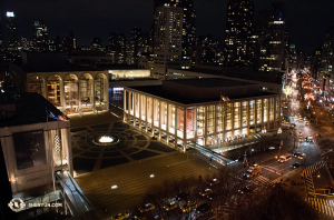 Una veduta notturna, dall’alto, del Lincoln Center (foto di Annie Li)