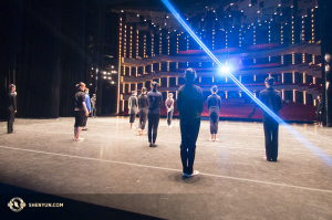 Ballerini si preparano per una performance a Ottawa. (Photo by Ben Chen e Jeff Chuang)