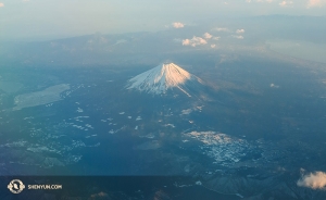 Nel suo percorso verso il tour asiatico, la Shen Yun New York Company scatta una veduta aerea del Monte Fuji, in Giappone (foto di Kexin Li)