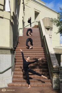Sulle orme del California Center for the Arts di Escondito, la ballerina principale Angelia Wang (in primo piano) e altre tre ballerine, celebrano i 100K per Shen Yun su Facebook (foto di Kexin Li)