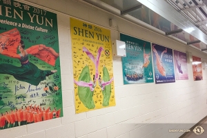 La Shen Yun World Company tocca una tappa del tour in Canada al Living Arts Centre di Mississauga, dove Shen Yun segue una storia: la collezione, nel retroscena, dei manifesti autografi dal 2012 al 2017. Shen Yun sarà ancora a Vancouver il 29 gennaio e il 28 febbraio a Toronto.