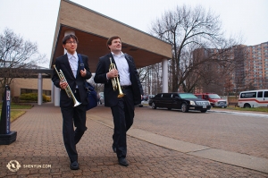 …e a Washington, DC, la Shen Yun International Company si è esibita al Kennedy Center. I trombettisti  Sean Lin (a sinistra) e Eric Robins sono impazienti di cominciare (foto di Hirofumi Kobayashi)