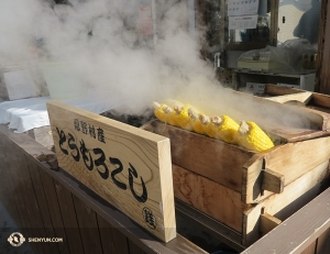 La vita sulla strada ha i suoi vantaggi… come le pannocchie, in stile giapponese  (foto di Kexin Li)