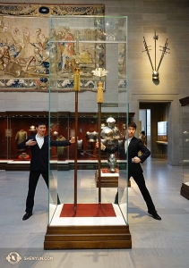 La Shen Yun North America Company, si è fermata a Cleveland, durante il tour nel continente. I ballerini Daren Chou (a sinistra) e Luis Liu al Museo d 'Arte di Cleveland (foto del ballerino Tony Xue)