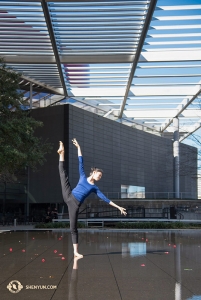 La prima ballerina Cheney Wu si gode l'arrivo improvviso dell'estate a Dallas, dove la Shen Yun World Company si è esibita la scorsa settimana (foto della danzatrice Stephanie Guo)