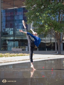 Shen Yun si è esibita dodici volte in nove giorni al AT & T Performing Art Center, dove la temperatura era sopra i 21 gradi, un caldo benvenuto dopo le settimane dell'inverno canadese (foto di Stephanie Guo)