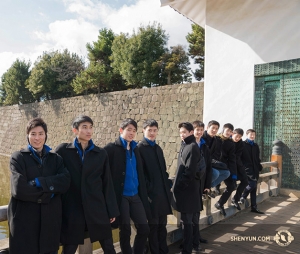 I ballerini della Shen Yun New York Company in visita al Castello di Nijo a Kyoto (foto di Kenji Kobayashi)