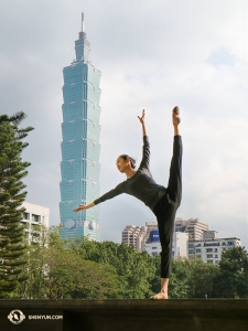 Angelia Wang esegue la páng tuǐ kòng zhì (旁腿控制), o 