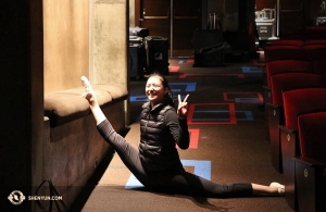 Le ballerine Megan Li (a sinistra) e Kaidi Wu si rilassano nello spogliatoio.