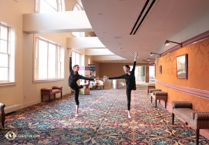 Le ballerine Cherie Zhou (a sinistra) e Diana Teng si riscaldano prima dell’esibizione al Teatro Hippodrome di Baltimora (foto della danzatrice Helen Li)