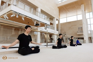 Dopo una sessione di allenamento, i ballerini del calibro di Steve Feng (a sinistra) bilanciano l’attività intensa con momenti di pace interiore forniti dalla pratica di meditazione della Falun Dafa, accompagnati da una dolce musica (foto di Jeff Chuang)