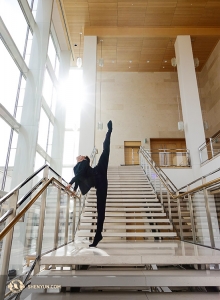 Rubi Zhang, ballerino principale, che ha lasciato senza fiato il pubblico per i suoi salti con spaccata, si riscalda al Madison (foto di Jeff Chuang)