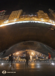 Il ballerino Patrick Trang sperimenta il potere del ‘fagiolo riflettente’ humungous di Chicago precedentemente noto come Cloud Gate (foto della danzatrice Ben Chen)