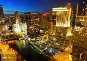 Iniziamo il nostro tour fotografico di questa settimana con lo skyline di Chicago, dove la compagnia di Shen Yun World si è esibita in otto spettacoli all’Harris Theater (foto della danzatrice Joe Huang)