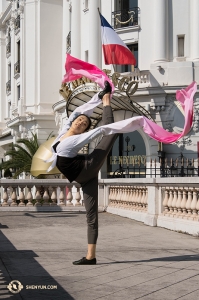 …ritornando dall’altra parte dell’oceano, la Shen Yun World Company si è esibita in Francia. La danzatrice principale Lily Wang (foto della danzatrice Stephanie Guo)