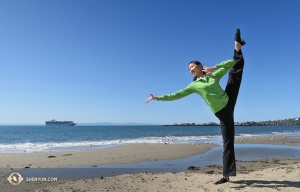 La ballerina principale Elsie Shi sulla spiaggia di Santa Barbara (foto della danzatrice Hannah Rao)
