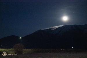 Negli Stati Uniti, attraversare una regione alla guida può richiedere molto tempo, cominciando la mattina presto e finendo la notte. Questa luminosa luna piena sulle Montagne Rocciose è stata ritratta durante una pausa (Foto di Darrell Wang)