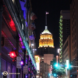… e infine, la compagnia è arrivata a San Antonio; anche se non così noto come Alamo o la Tower Life Building è comunque un bello spettacolo quando è illuminata di notte (foto di Darrell Wang)