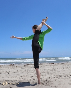 La ballerina Yuqin Xin… possiamo dire che questi ballerini amano allungarsi? (foto di Kaidi Wu)