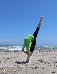 La ballerina Yuqin Xin gode di un pomeriggio sulla spiaggia in Texas (foto di Kaidi Wu)
