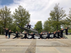 Le ballerine davanti al teatro Forum am Schlosspark di Ludwigsburg, dove Shen Yun ha eseguito due spettacoli (foto della danzatrice Nancy Wang)