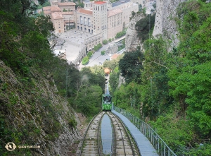 Per arrivare in cima ai monti, alcuni hanno usufruito di un trasporto ripido sulla funicolare (foto di Jun Liang)