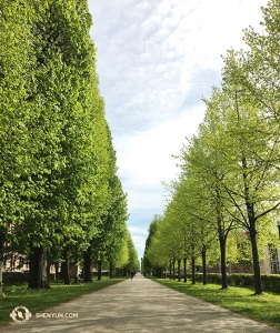 Adiacente al teatro vi è una lunga passeggiata, ben curata, che conduce a un bellissimo parco. Il gruppo ha ancora molte città da visitare in Europa, tra cui Berlino e Francoforte (foto della proiezionista Regina Dong)