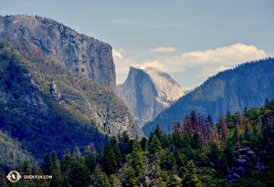 No, questo non è lo schermo del tuo desktop ma è parte del famoso El Capitan e Half Dome, nel Parco Nazionale di Yosemite in California (foto della ballerina Lily Wang)