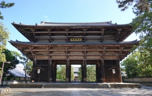 Alcuni hanno scelto di tornare nelle località visitate durante il tour per uno sguardo più attento e con maggior tempo a disposizione. Ingresso al tempio Todai-ji a Nara, Giappone (foto del proiezionista Annie Li)
