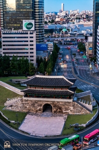 La compagnia è arrivata a Seoul vedendo sorgere il sole sopra la porta di Sungnyemun (foto del bassista TK Kuo)