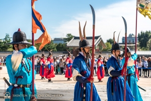 ...e guardando il cambio delle guardie al Palazzo Gyeongbokgung a Seoul (foto di TK Kuo)