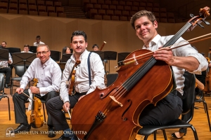 A Goyang, la seconda città sud-coreana del tour, i violinisti principali Vardan Petrosyan, Stepan Khalatyan e Jake Fowler posano prima del concerto (foto di TK Kuo)