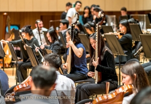 Il giorno successivo, al Daegu Concert House, i musicisti, tra i quali le suonatrici di pipa e erhu nel centro, si sono riscaldati prima di una prova (foto di TK Kuo)