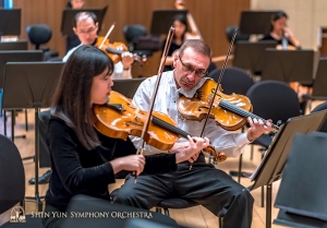 Il primo violino Vardan Petrosyan (destra) e l'assistente principale Rachel Chen rivedono una sezione del repertorio (foto di TK Kuo)