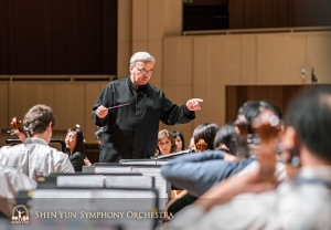 Il Direttore d'orchestra Milen Nachev annulla una sfumatura di un passaggio (foto di TK Kuo)