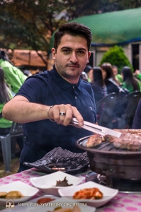 Da lì, l'orchestra si è diretta verso la città di Daegu, dove si è svolto il primo concerto. Stepan Khalatyan, primo violino, e il resto del gruppo assaporano un barbecue tradizionale coreano per entrare nell'atmosfera (foto di TK Kuo)