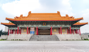 La grandezza assoluta del National Concert Hall di Taiwan con il suo tetto dorato, le grondaie rivolte e i massicci colonnati rossi, ricordano i palazzi delle dinastie Ming e Qing della Cina (1368-1912).