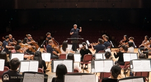 Il direttore Milen Nachev prepara l'orchestra per la performance finale a Taiwan