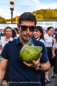 Taiwan è un'isola tropicale, quindi sorseggiare la fresca acqua della noce di cocco da una cannuccia è un must. Arsen Ketikyan, violinista, in un momento di pausa al mare