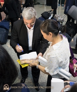 Il Direttore Milen Nachev viene avvistato e si ferma per firmare il primo di molti autografi