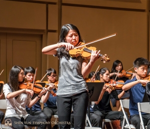 La solista Fiona Zheng suona con passione