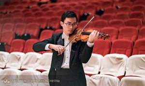 Il violinista Ian Zhong si riscalda prima del concerto