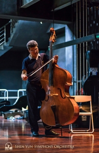 Il bassista Wei Liu si prepara per l’esibizione