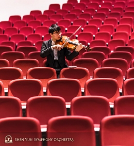 Il violinista Tongsheng Ye si riscalda nel mare di poltrone del pubblico