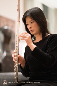 La flautista principale Chia-jung Lee prepara il suo flauto per il concerto